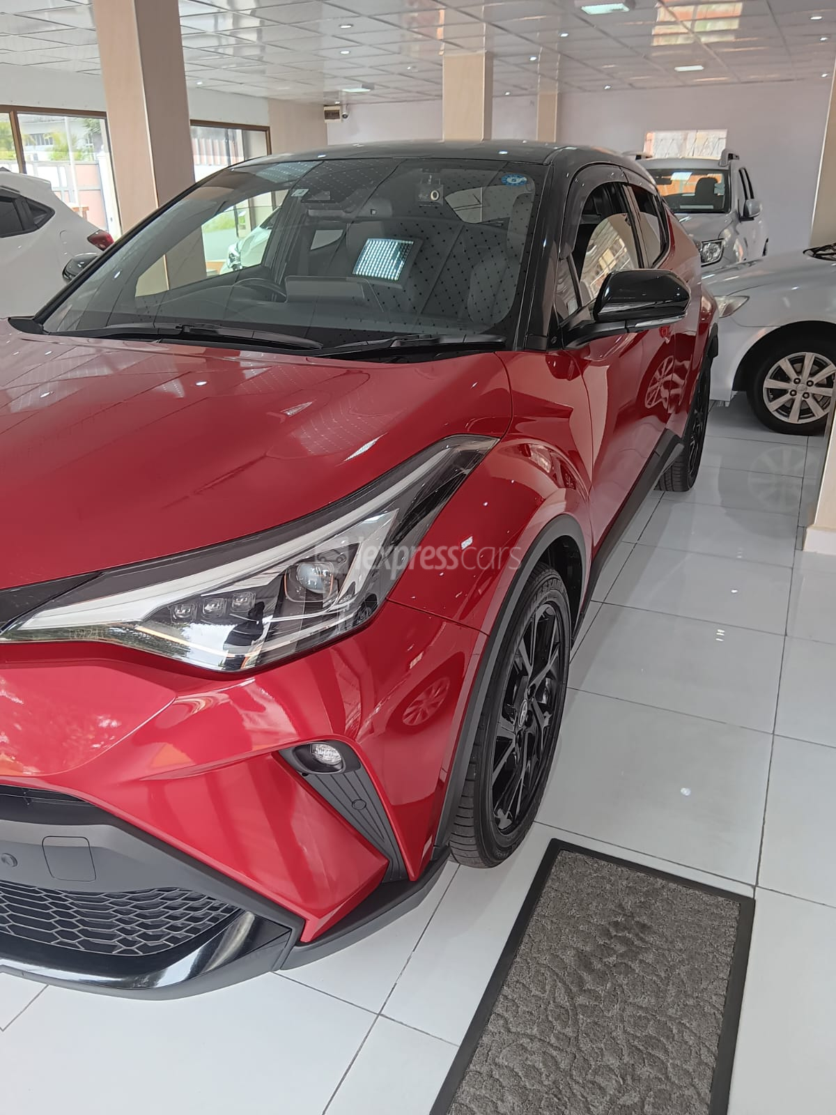 Dealership Second Hand Toyota C-HR 2021 - lexpresscars.mu
