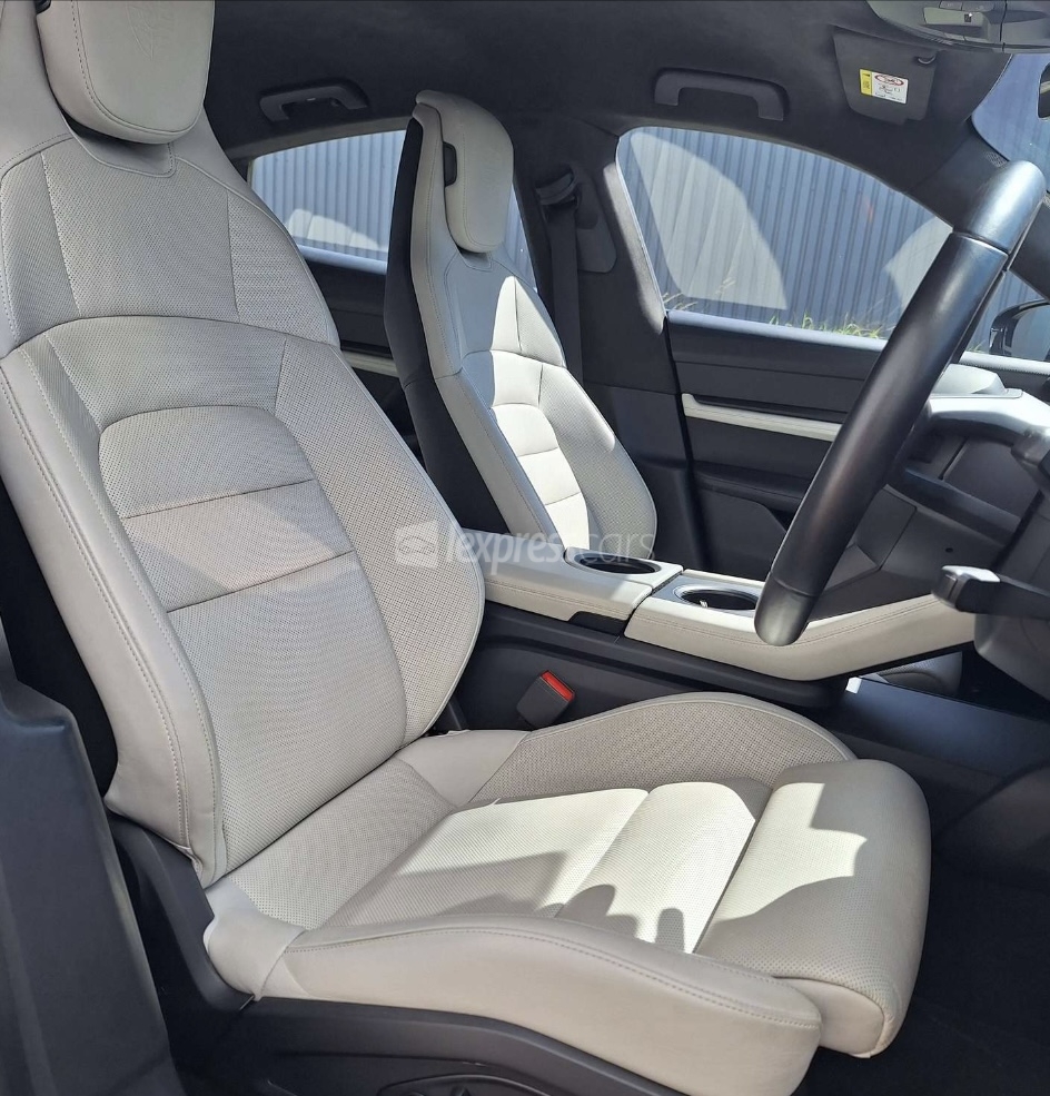 SecondHand Porsche Taycan 2021 lexpresscars.mu