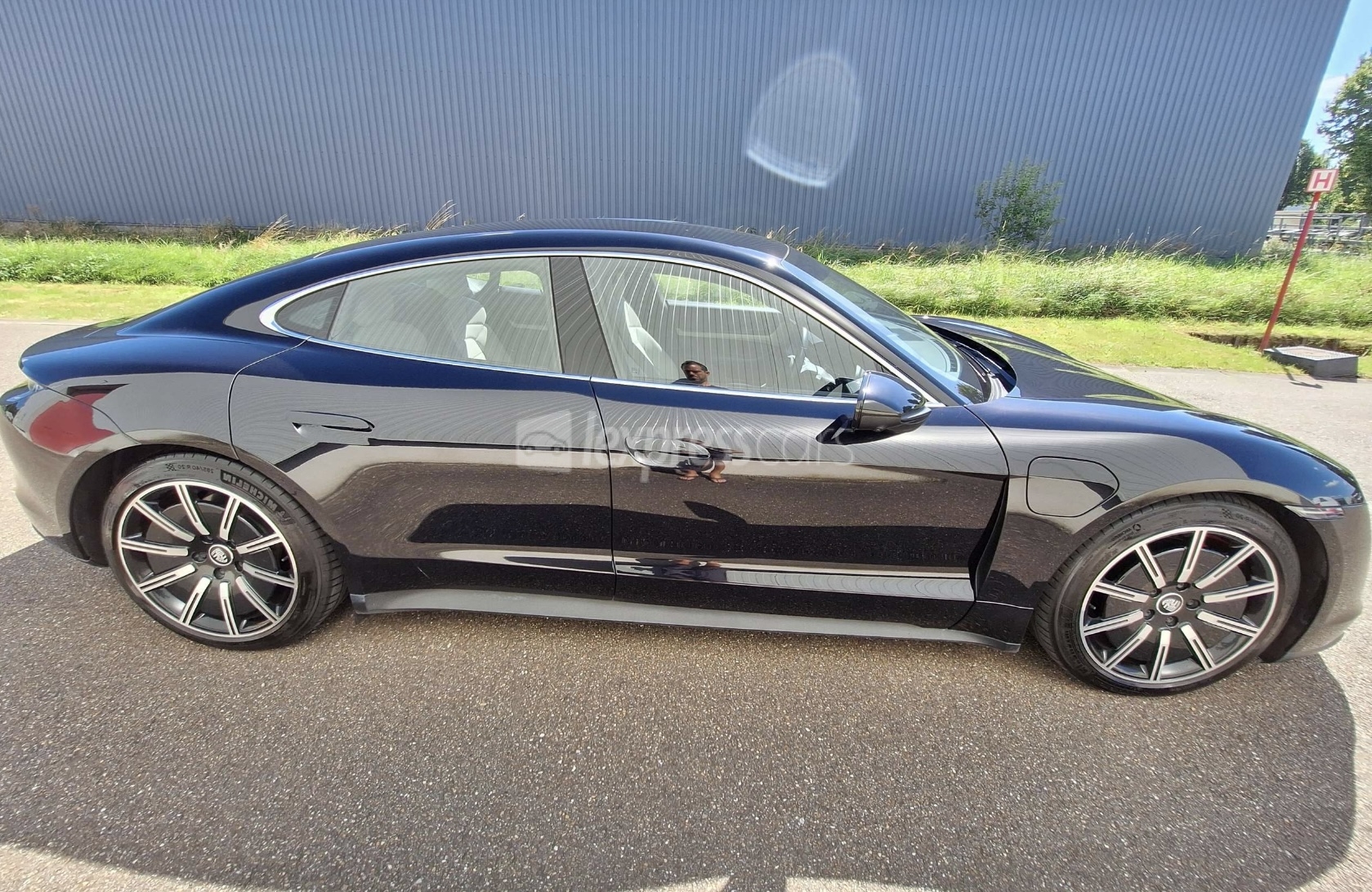 SecondHand Porsche Taycan 2021 lexpresscars.mu